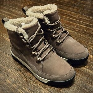 NEW The North Face Women's 8
Sierra Mid Lace Waterproof Boot - MSRP $149